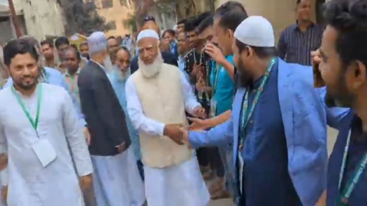 জামায়াত আমীর নিজেই ঘুরছেন কেন্দ্রে কেন্দ্রে, ডা. শফিকুর রহমানকে পেয়ে উৎফুল্ল ভোটাররা