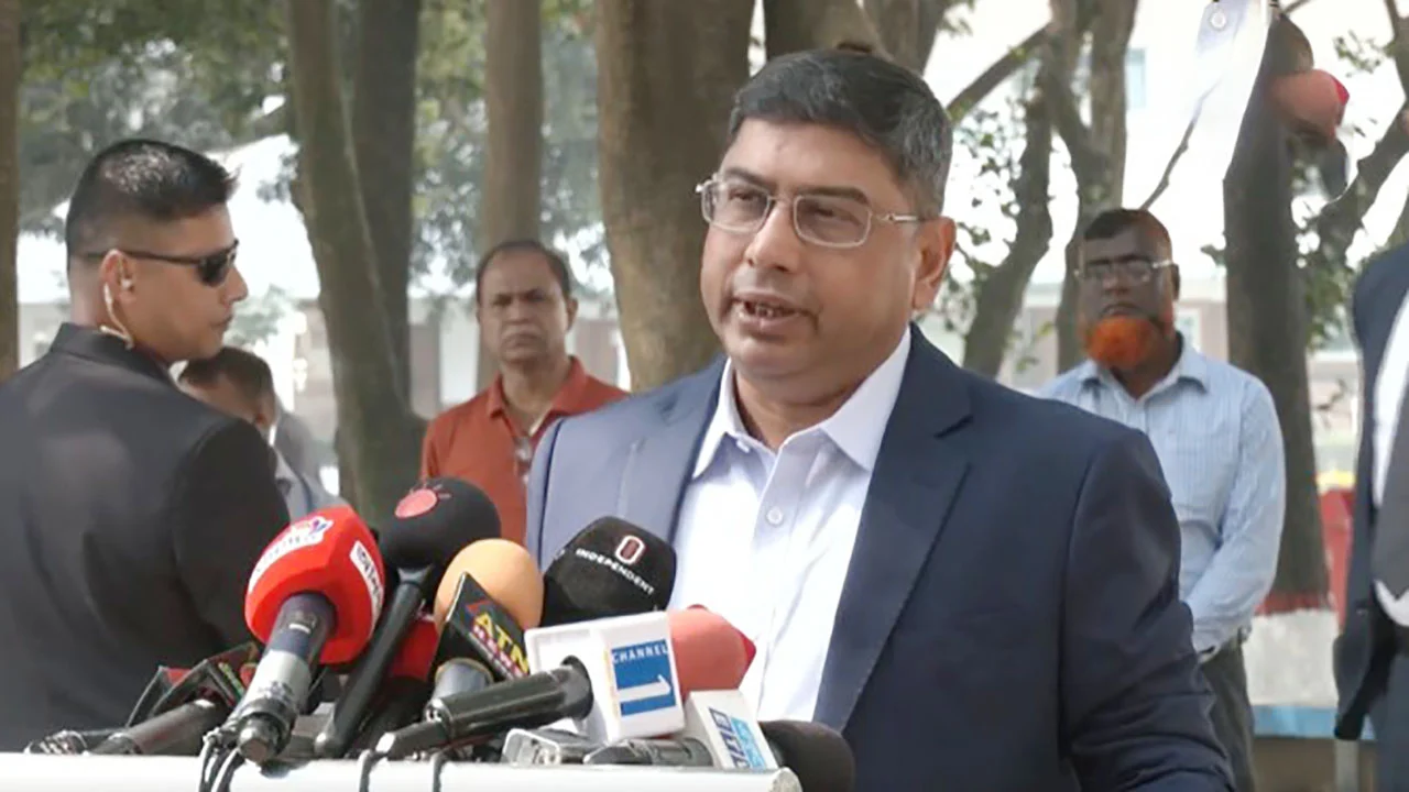 আপনারা কেন্দ্রে গিয়ে নির্ভয়ে ভোট দিন: সেনাপ্রধান